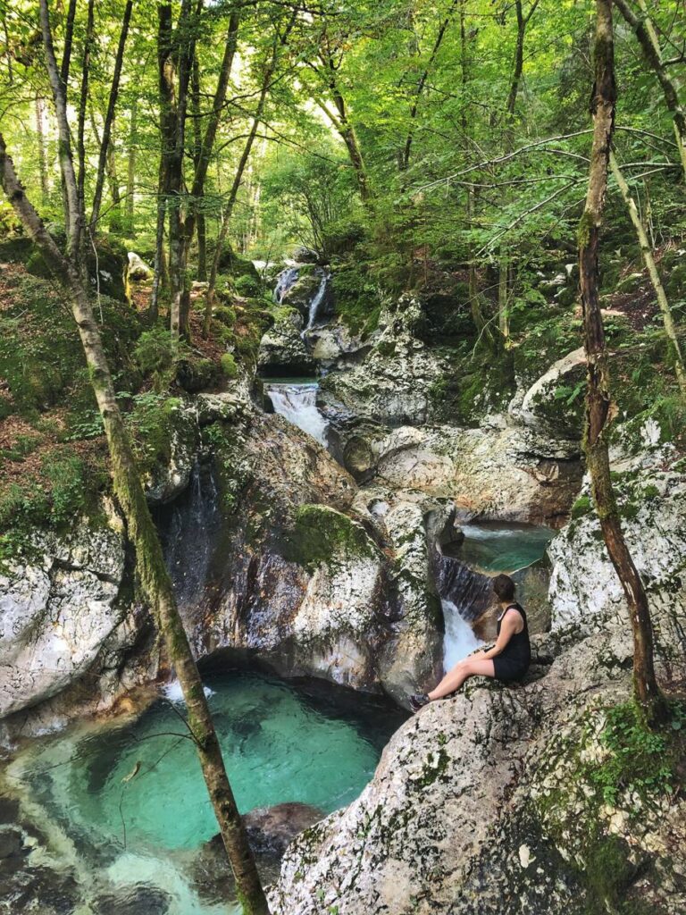 Wandern in Slowenien_Šunik Wasserhain_Travellerin vor Wasserfall